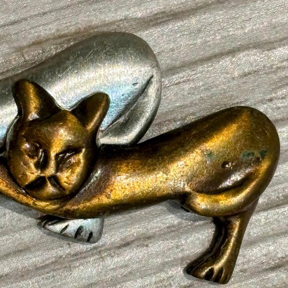Vintage G Design Two-Tone Pewter Cat Brooch – Stretching Grumpy Cats Figural Pin - Picture 5 of 7
